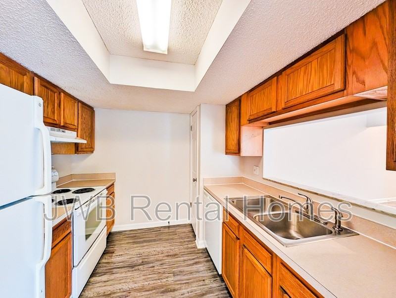 5671 Marathon Pkwy - Photo 2 of 12