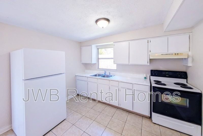 2908 W 10th St - Photo 2 of 16