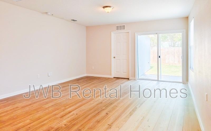 8213 Free Ave - Photo 6 of 11