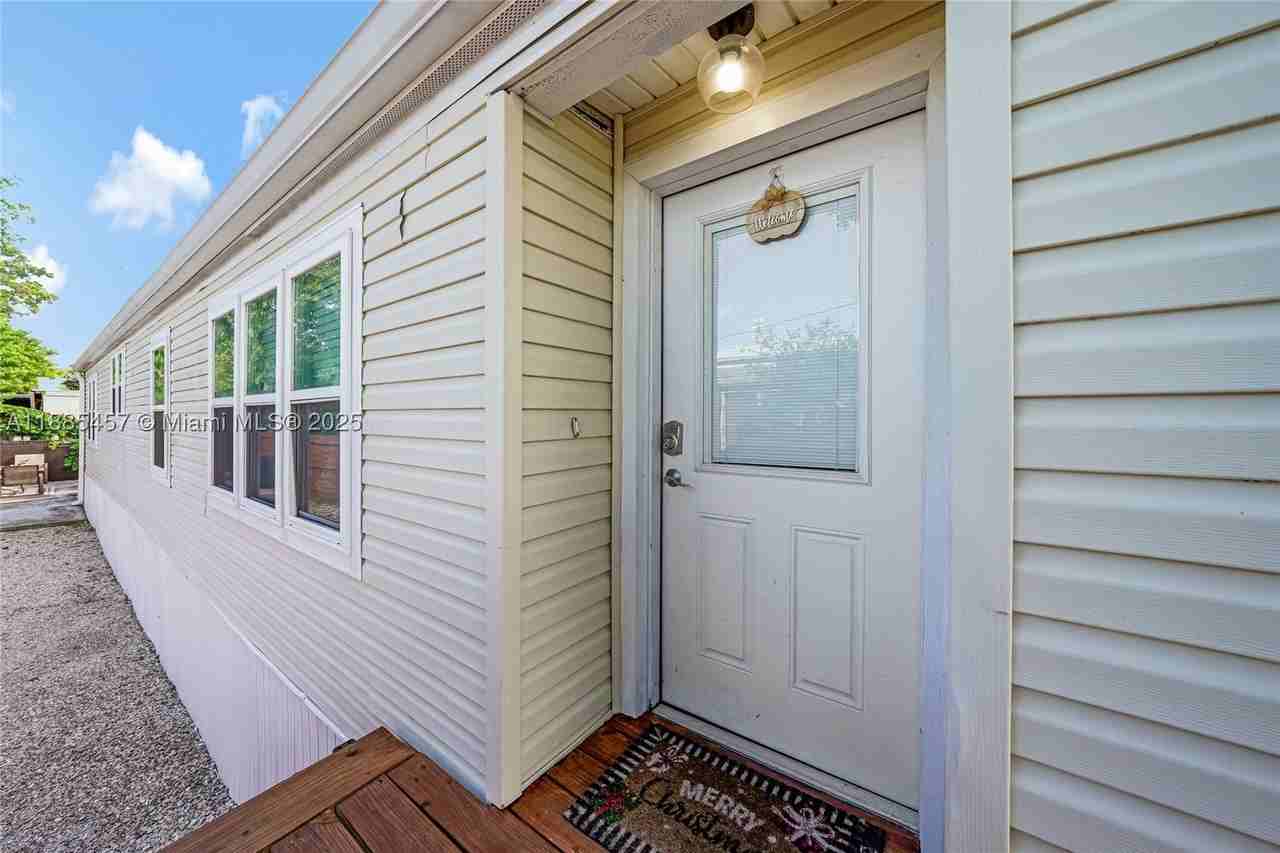 945 Plantation Rd #945 - Photo 3 of 50