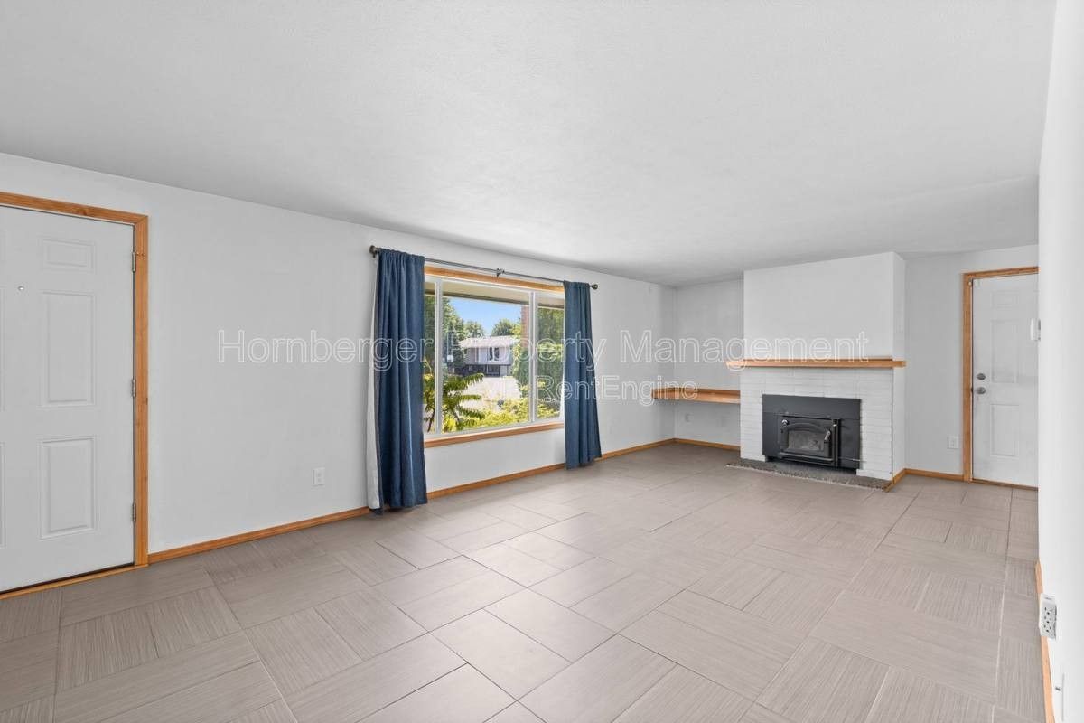 1703 N Walnut Rd - Photo 3 of 10