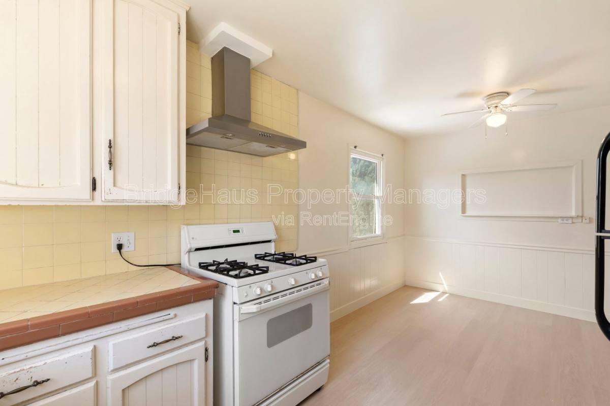 5625 Gables St #A - Photo 3 of 10