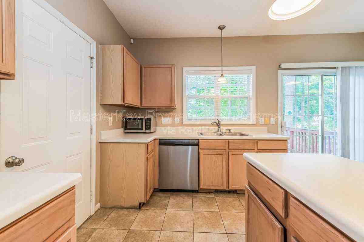 4001 Winecott Dr - Photo 3 of 10