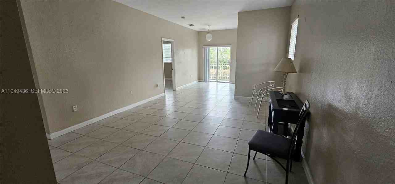 2711 Ne 4th St #204 - Photo 3 of 13