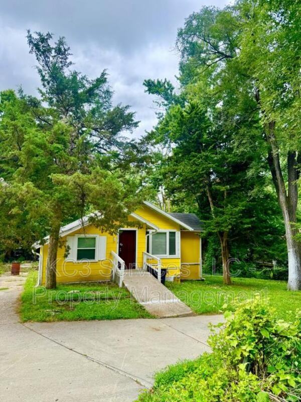 2215 East St - Photo 2 of 21