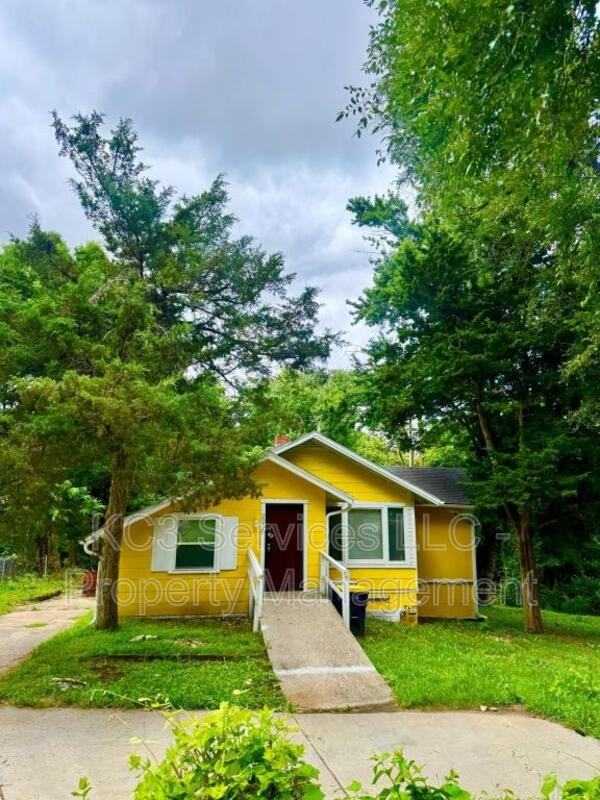 2215 East St - Photo 3 of 21