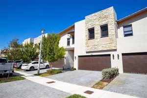featured image of 10521 Nw 81st Ter