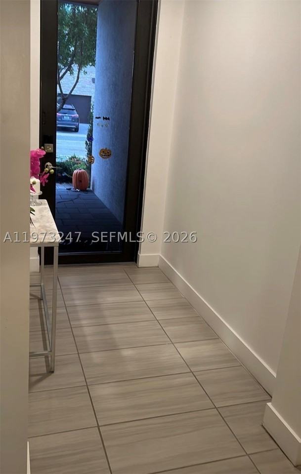 10521 Nw 81st Ter - Photo 4 of 25