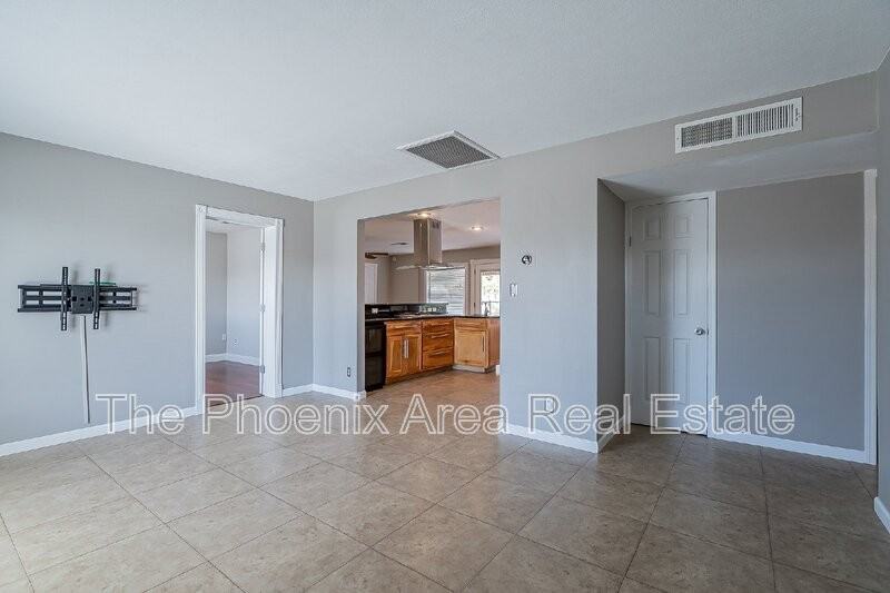 8654 E Windsor Ave - Photo 7 of 50