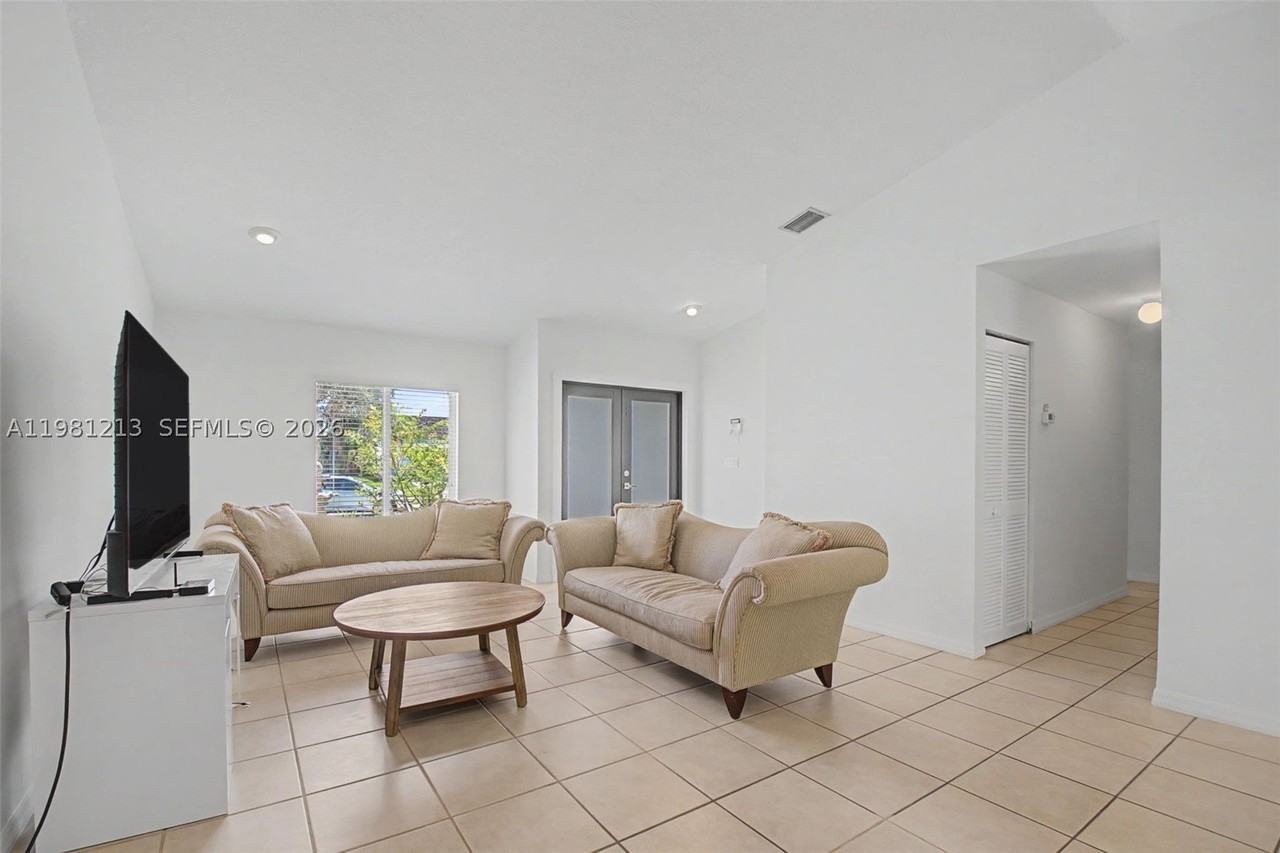 19920 Cutler Ct - Photo 3 of 21