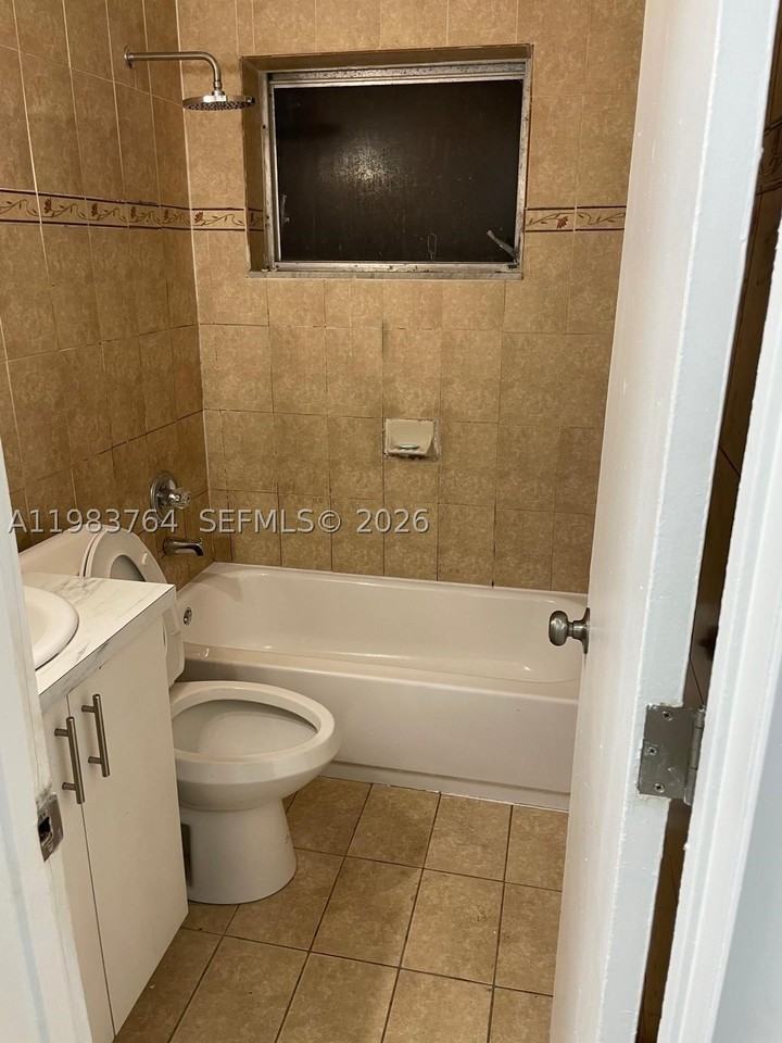 210 Ne 40th Ct #1-2 - Photo 4 of 5
