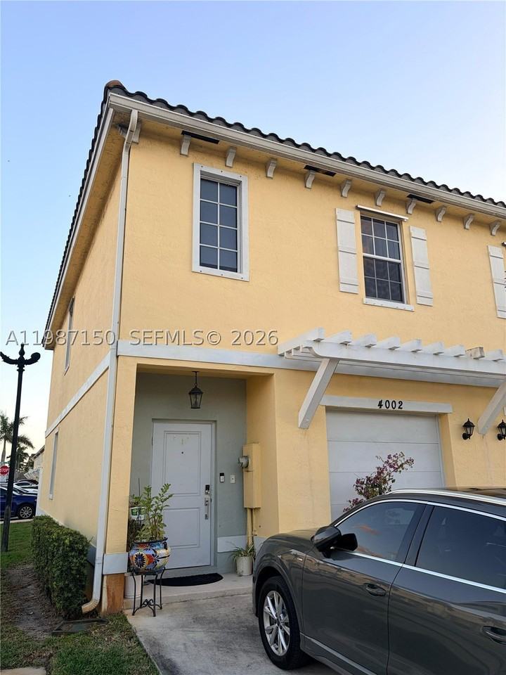 4002 Nw 11th Dr - Photo 2 of 29