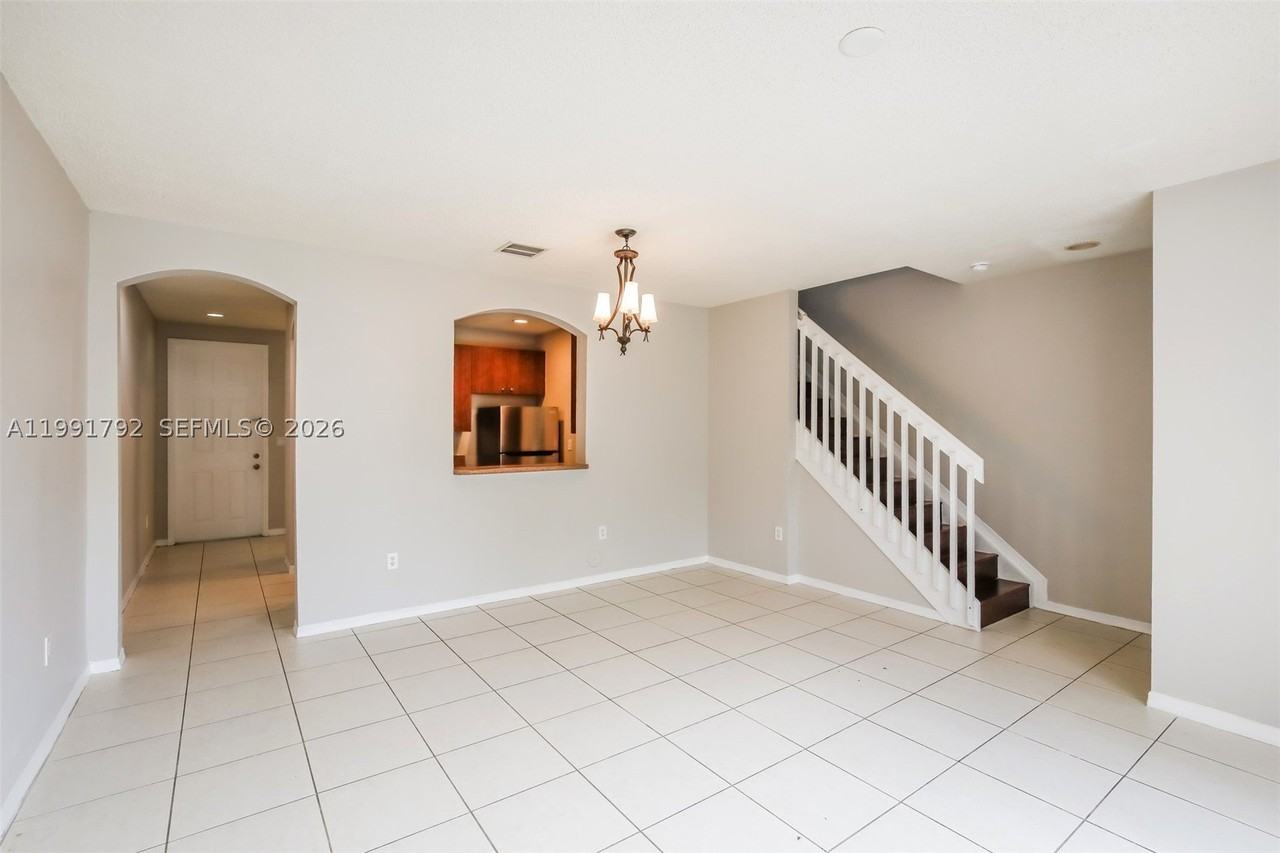 2281 Ne 42nd Cir - Photo 4 of 18