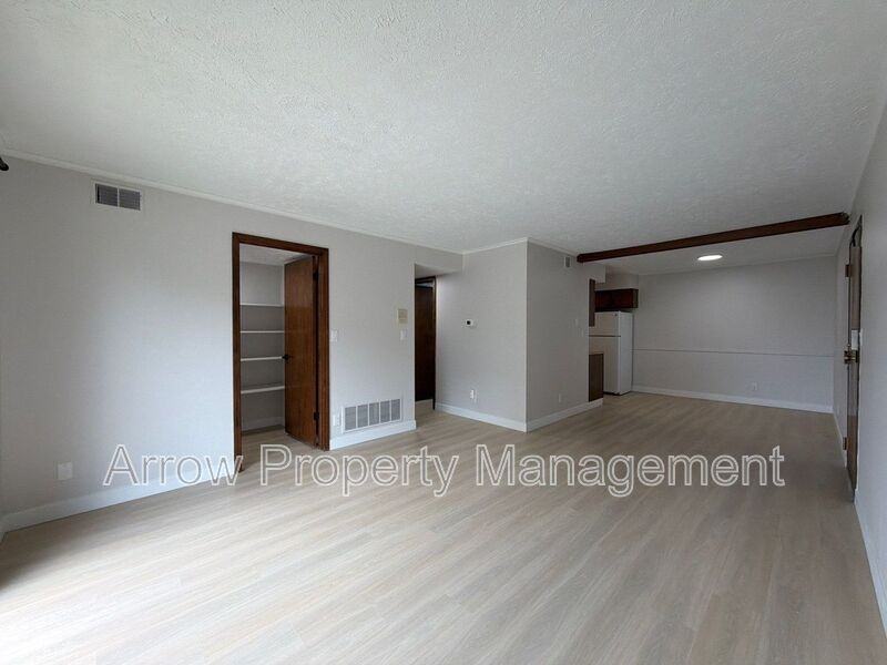 3341 Holdrege St #10 - Photo 4 of 10