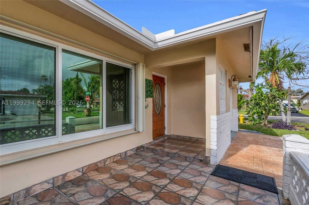 1280 Nw 49th St - Photo 4 of 29