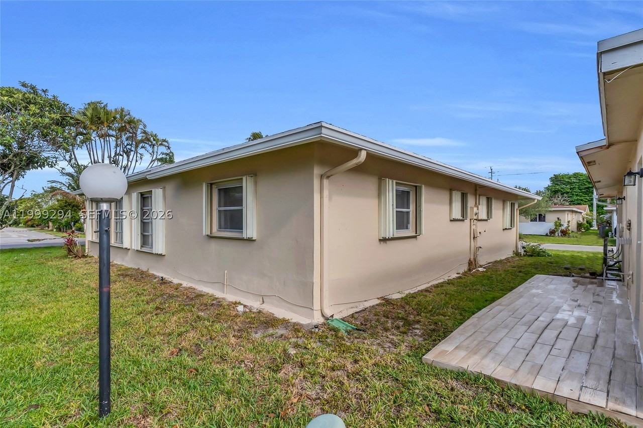 1280 Nw 49th St - Photo 6 of 29