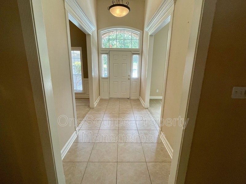 979 Watersview Dr - Photo 2 of 32