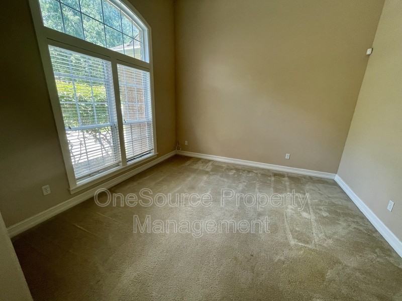 979 Watersview Dr - Photo 3 of 32