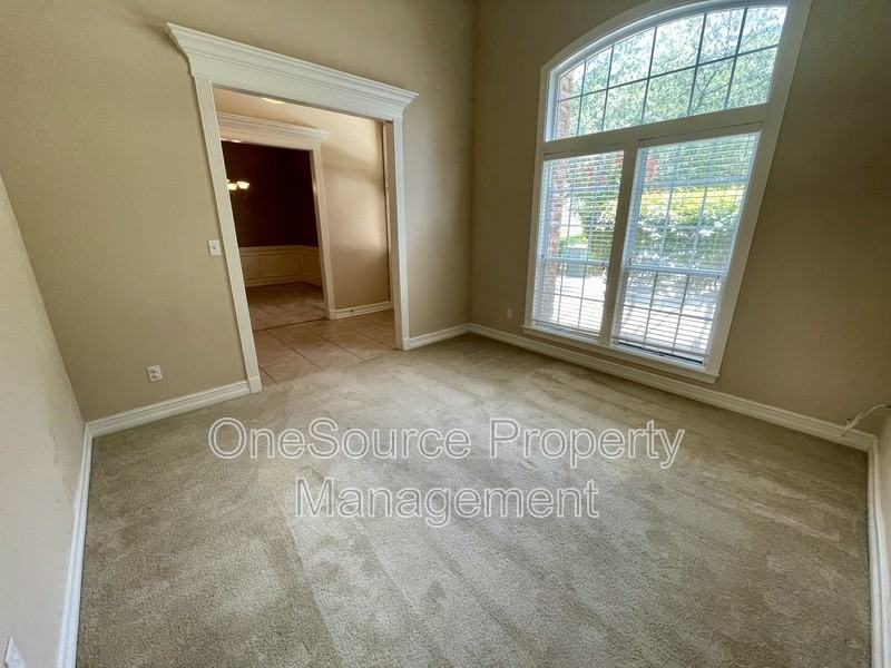 979 Watersview Dr - Photo 4 of 32