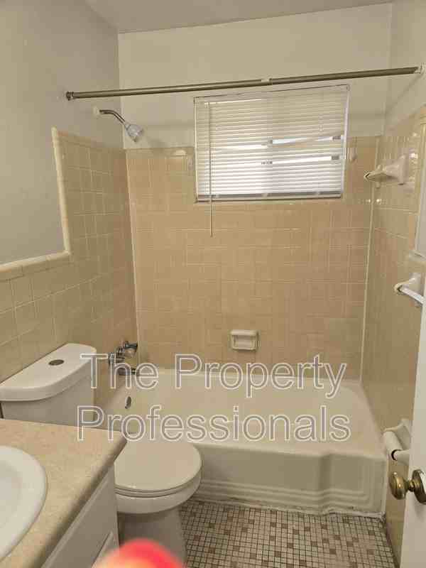 7750 Rugby Ave #D - Photo 6 of 9