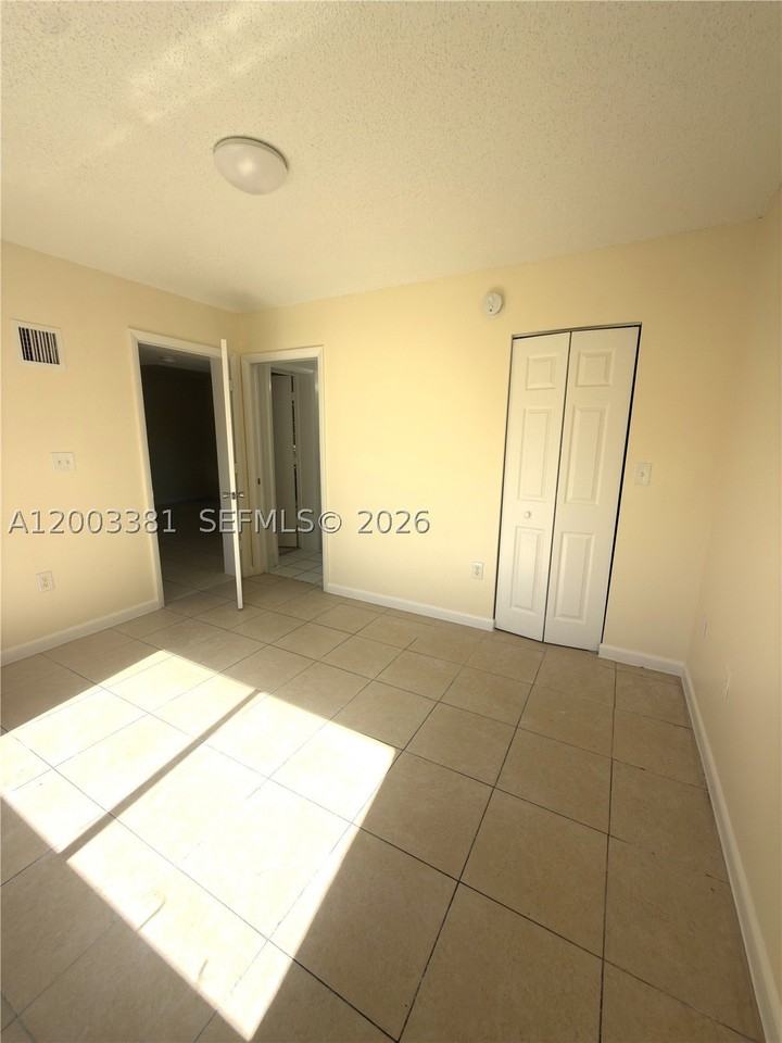 14020 Ne 3rd Ct #5 - Photo 5 of 19