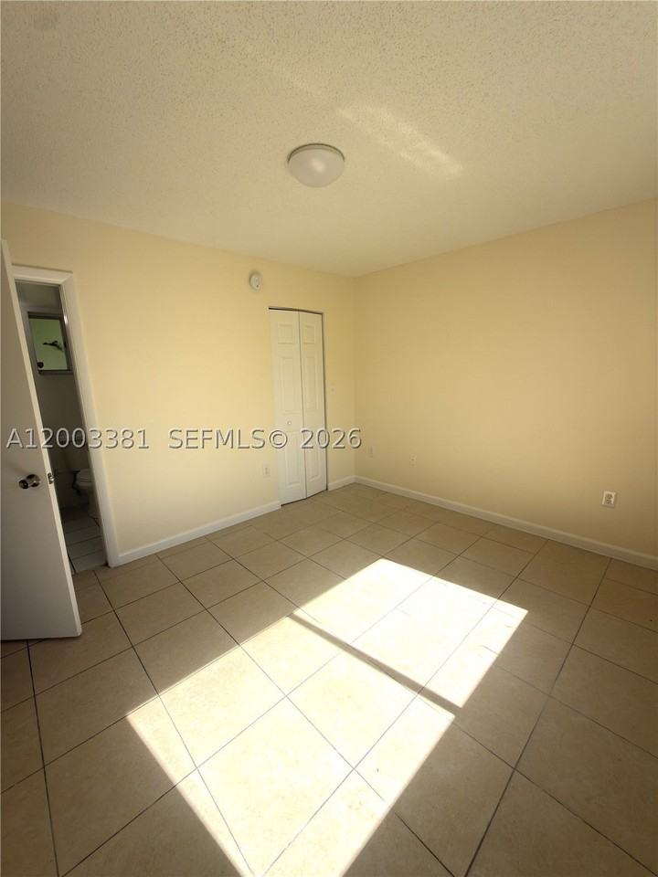 14020 Ne 3rd Ct #5 - Photo 6 of 19