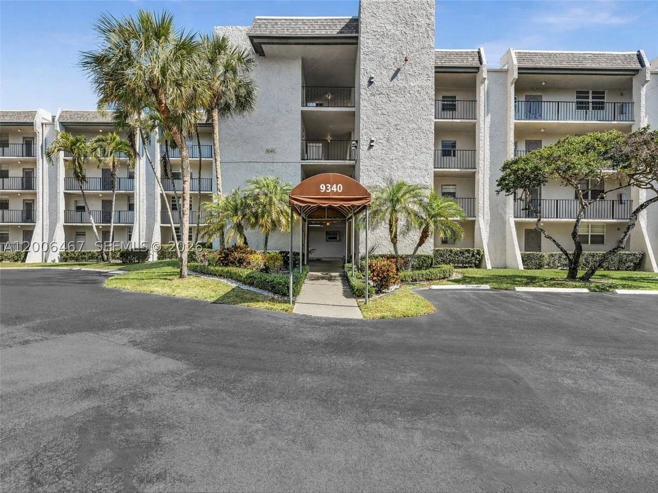 9340 Lagoon Pl #303