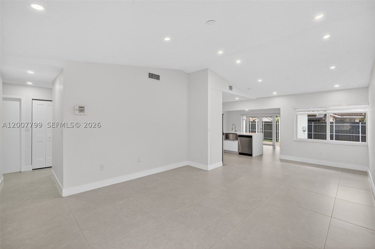 4530 Sw 143rd Pl - Photo 7 of 48
