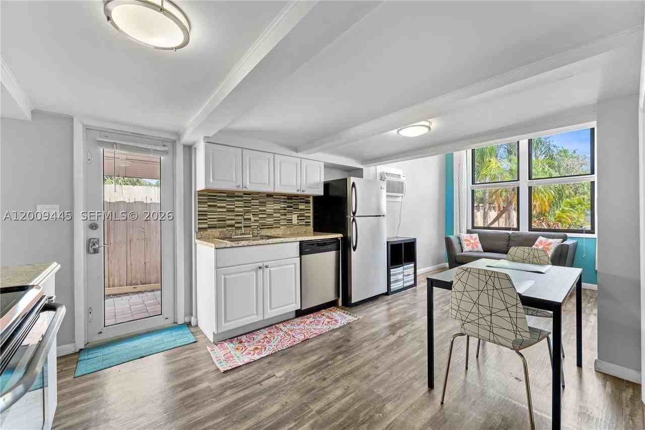 2618 Monroe St #B - Photo 4 of 13