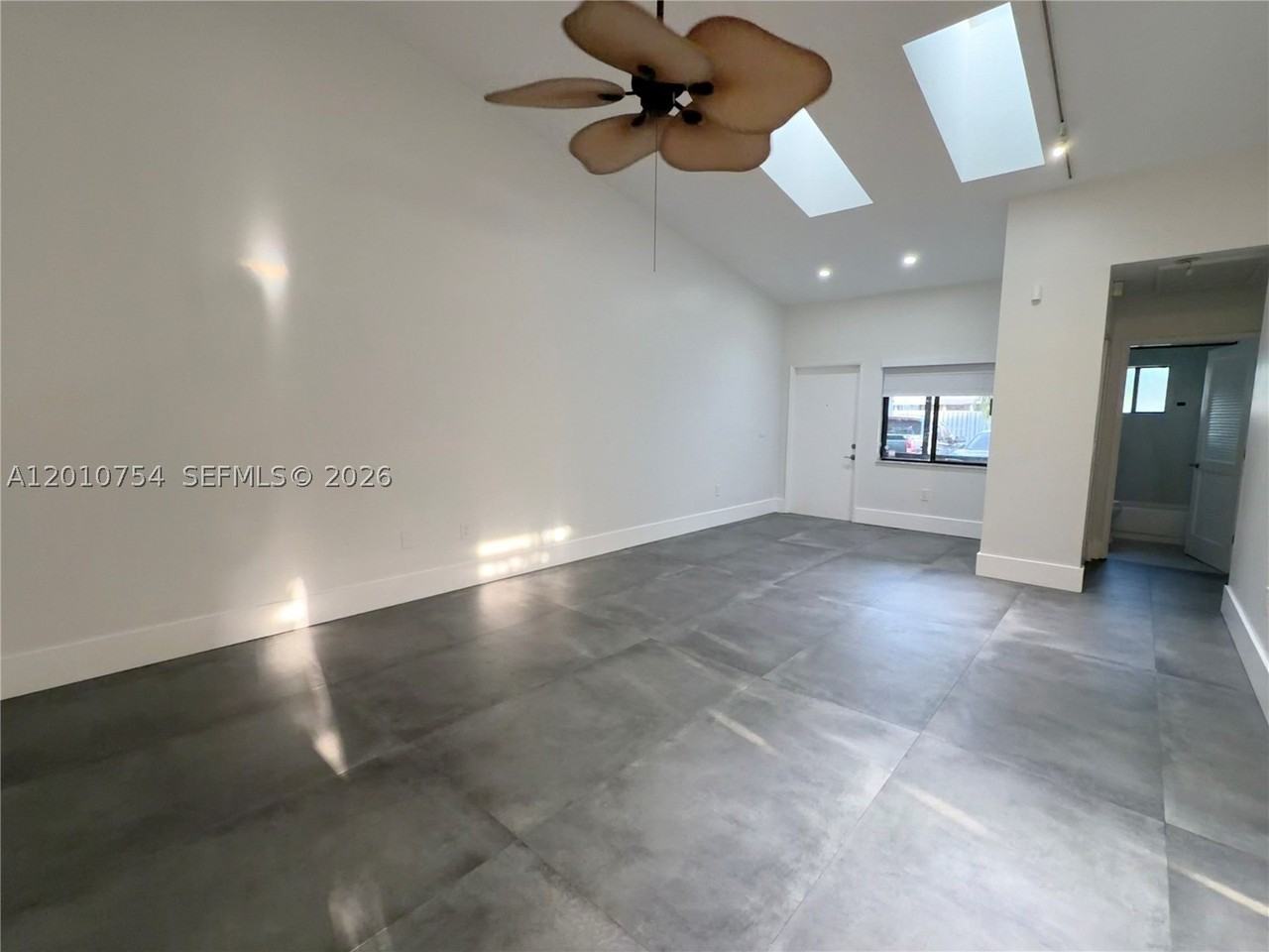 1533 Gabriel St - Photo 5 of 21