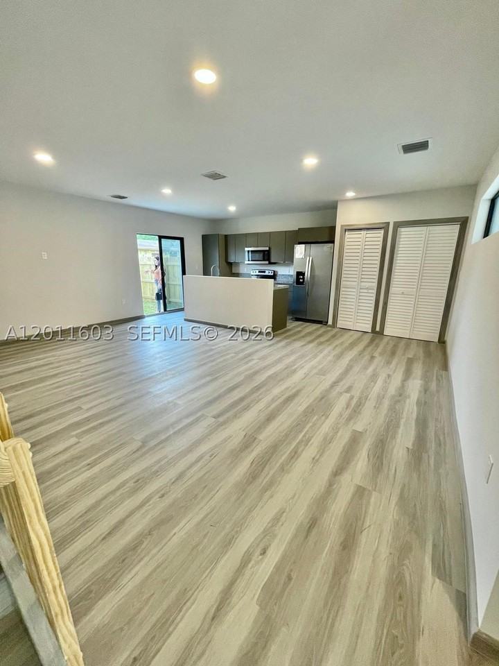 937 Nw 10th St #4 - Photo 6 of 15