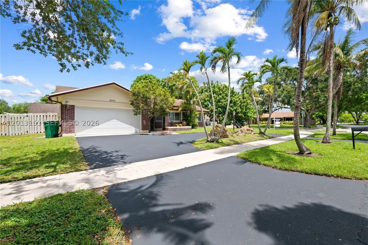 5501 Sw 118th Ave - Photo 2 of 39