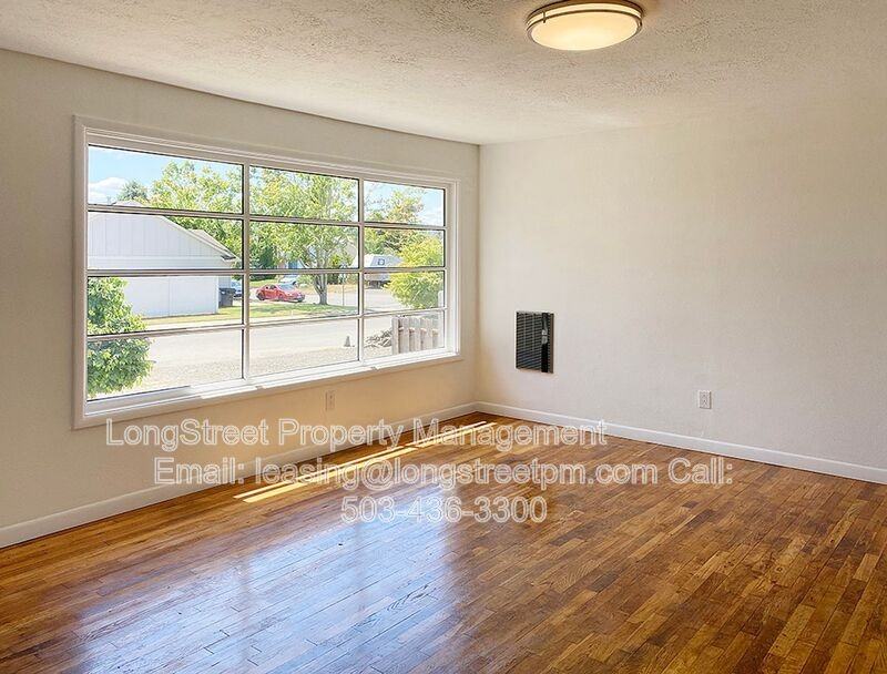 184 Gwinn St W - Photo 7 of 32