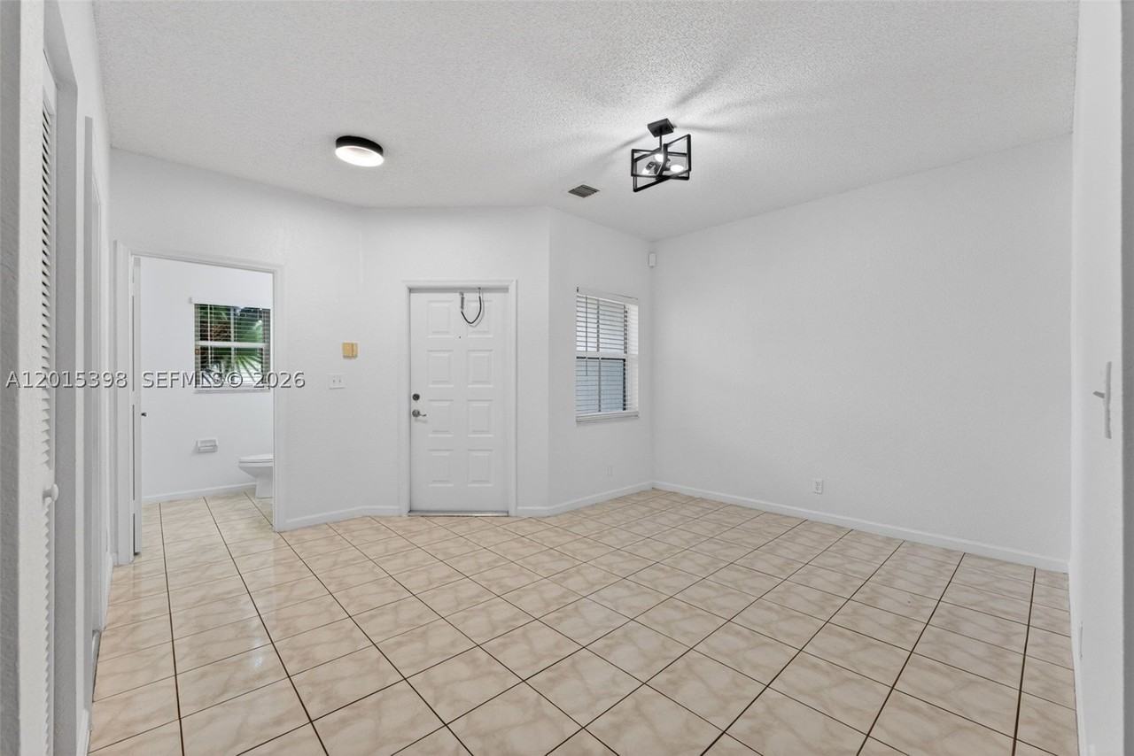 16889 Sw 1st Mnr - Photo 3 of 35