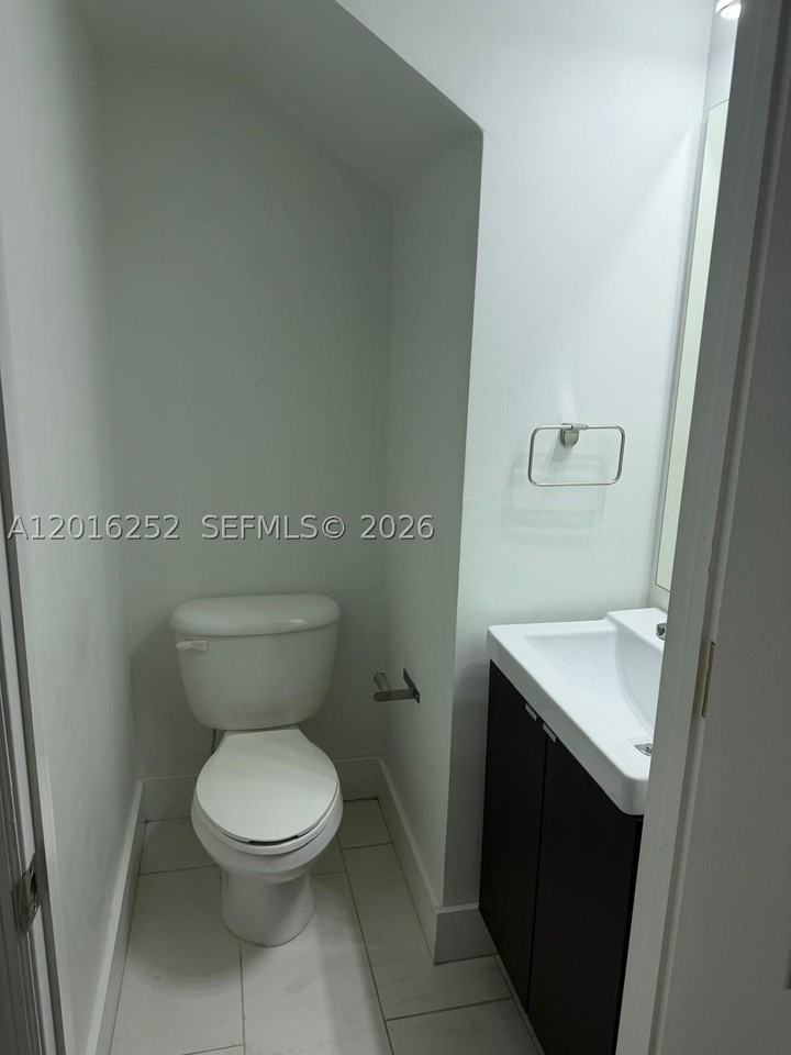 450 Sw 3rd St #8 - Photo 5 of 14