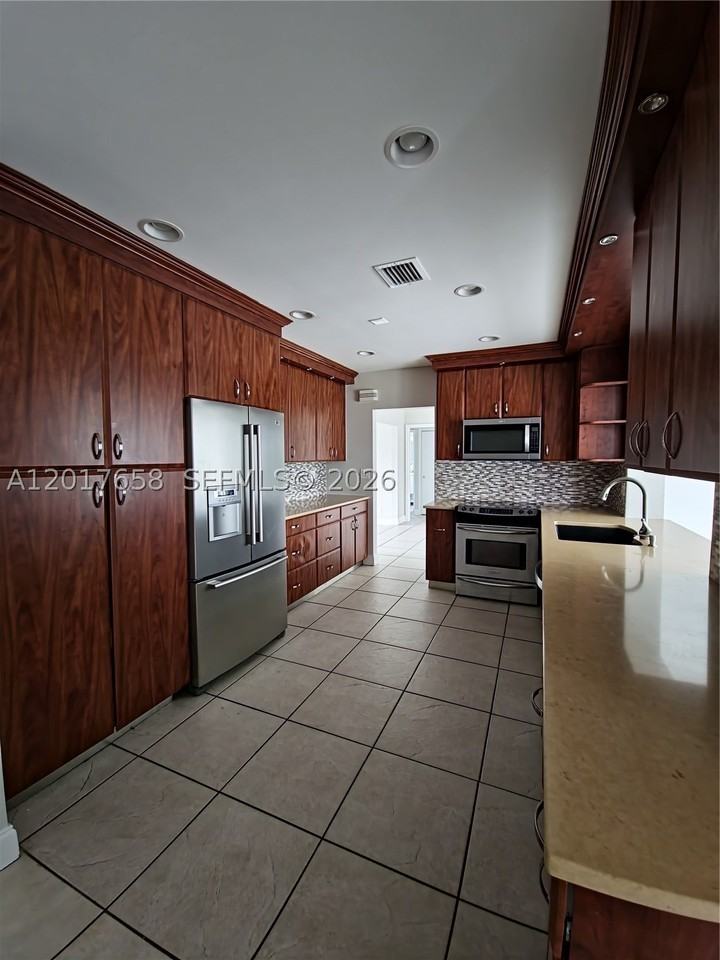 4900 Cleveland St - Photo 5 of 25