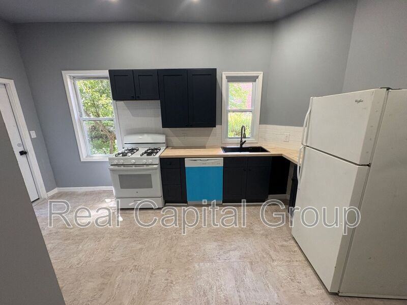 44 Alexander St #1 - Photo 3 of 19