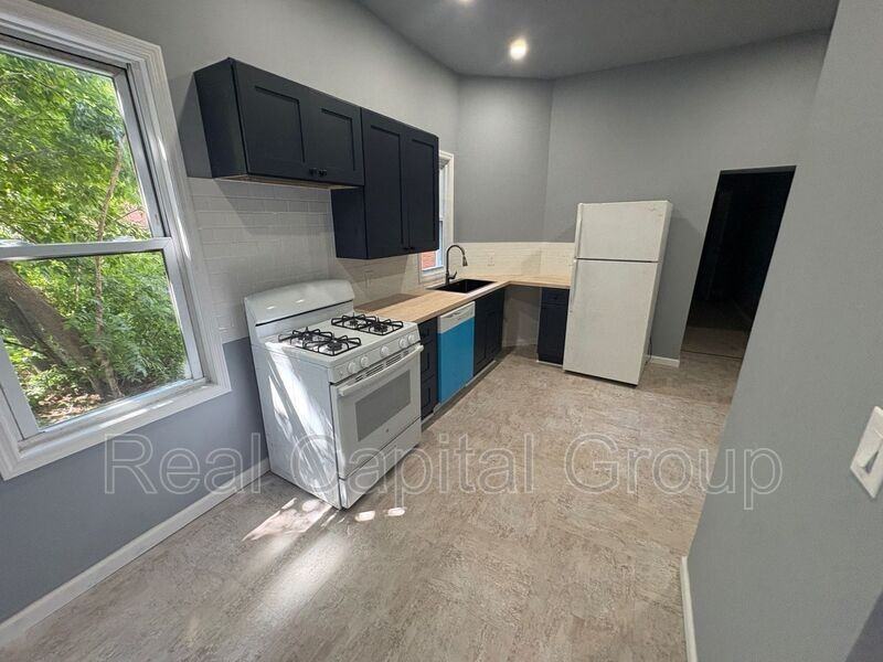 44 Alexander St #1 - Photo 4 of 19
