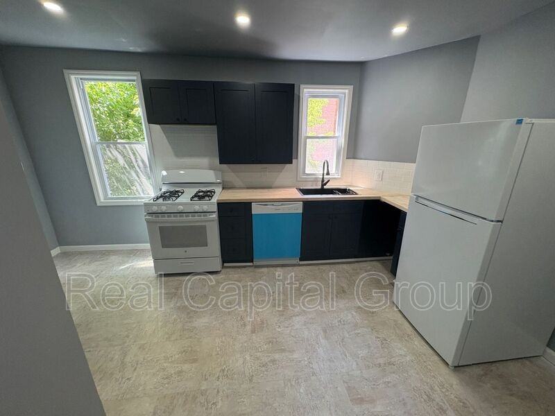44 Alexander St #2 - Photo 3 of 18