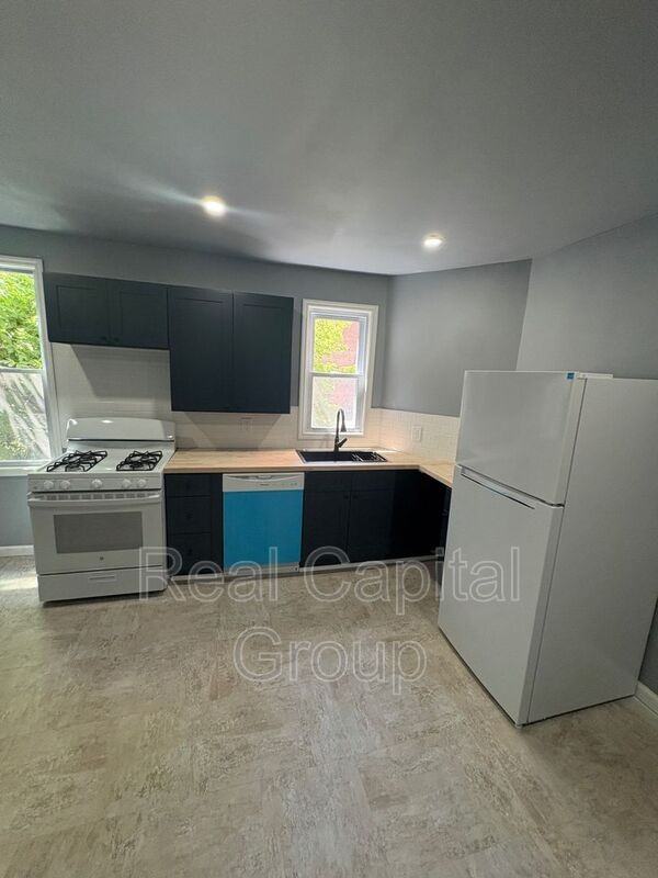 44 Alexander St #2 - Photo 7 of 18