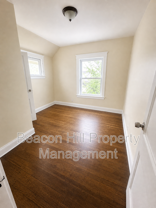 9814 Dunlap Ave - Photo 6 of 7