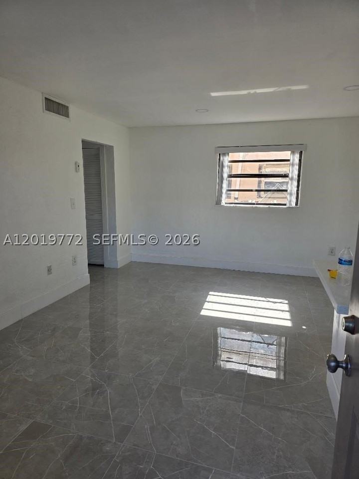 340 W 19th St #2 - Photo 2 of 10