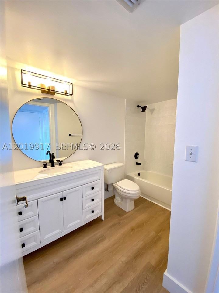 1688 West Ave #804 - Photo 4 of 15