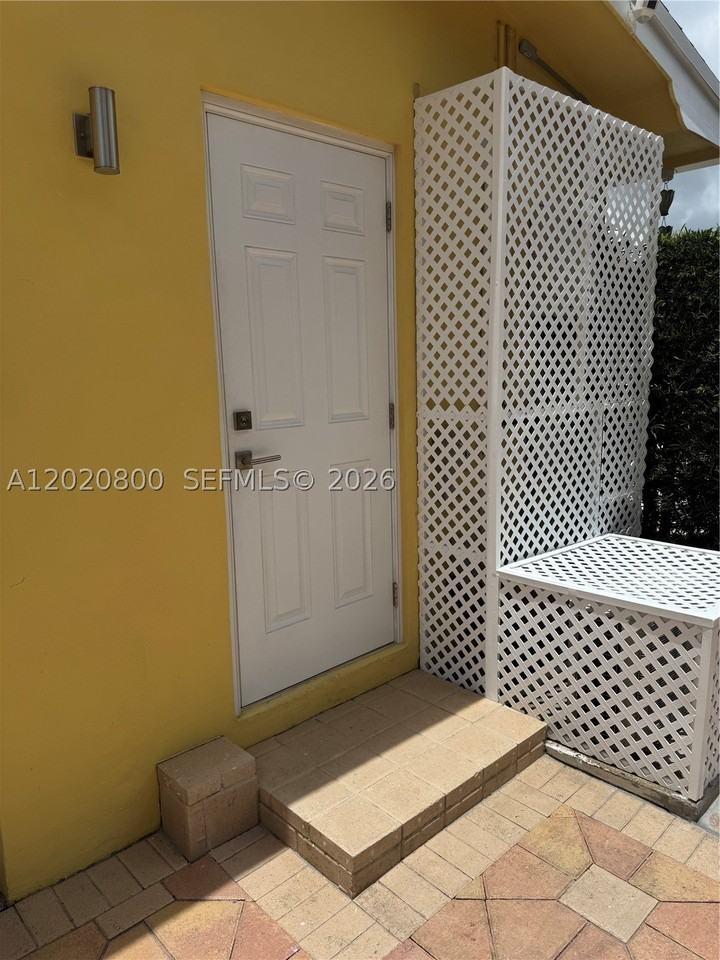 8605 Sw 106th St #B - Photo 2 of 7