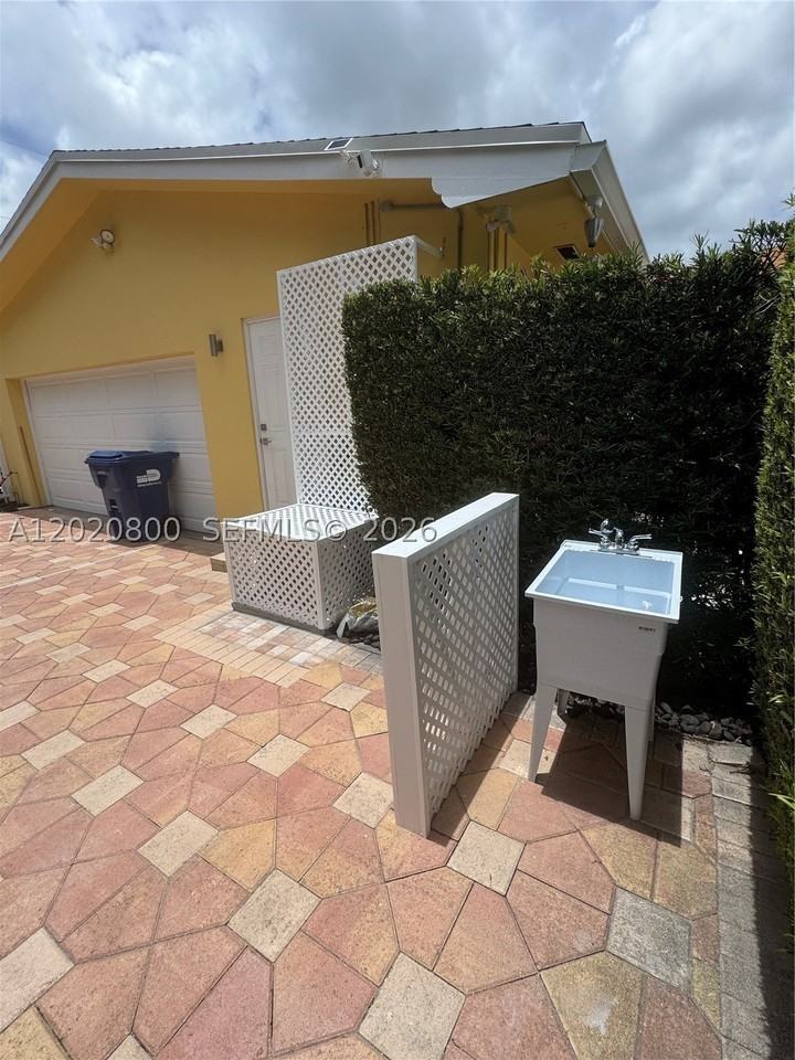 8605 Sw 106th St #B - Photo 3 of 7