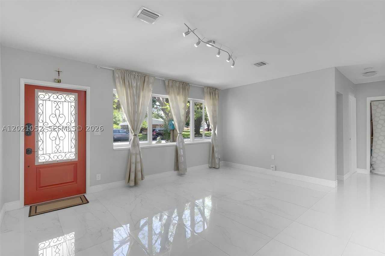 2340 Sw 15th St - Photo 3 of 26