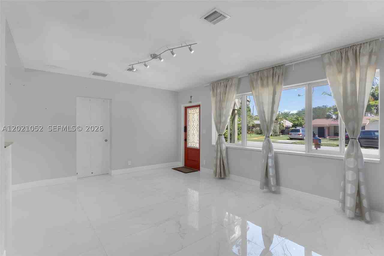 2340 Sw 15th St - Photo 4 of 26