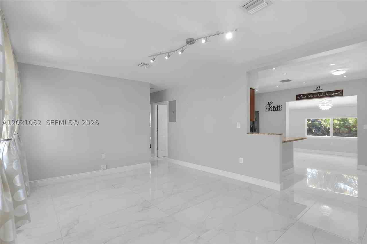 2340 Sw 15th St - Photo 6 of 26