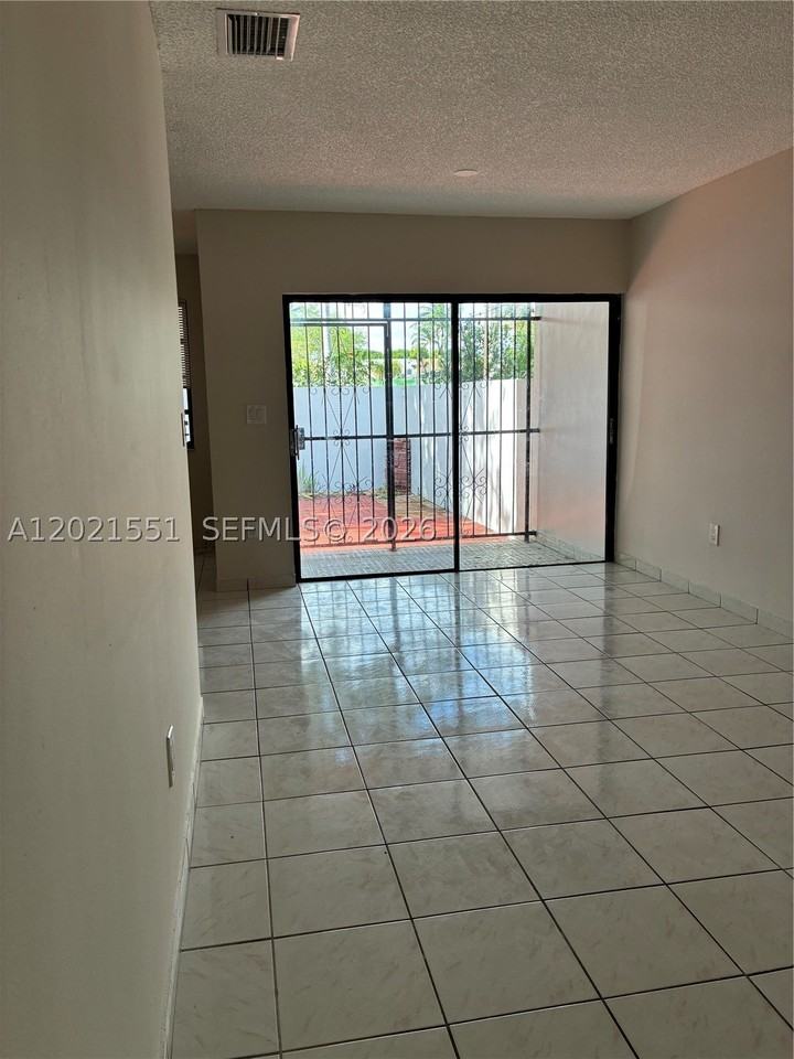 10881 Sw 24th Ter #10881 - Photo 2 of 18