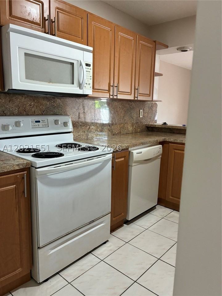 10881 Sw 24th Ter #10881 - Photo 4 of 18